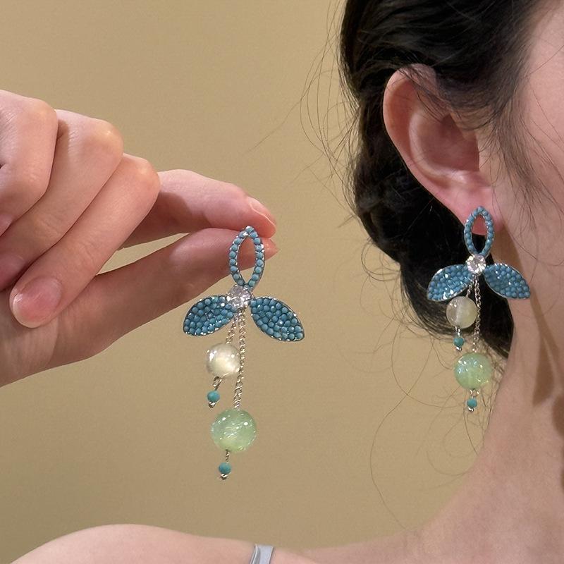 Diamond Clover Tassel Earrings Blue Small Fresh Earrings Fashion Personality Premium Earrings
Diamond Clover Tassel Earrings Blue Small Fresh Earrings Fashion Personality Premium Earrings