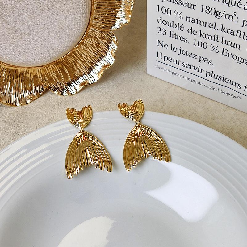 Серебряные серьги-кисточки в виде хвоста русалки - Полосатый дизайн для женщин, Легкая роскошь, Высококлассная темпераментная бижутерия золотой
Серебряные серьги-кисточки в виде хвоста русалки - Полосатый дизайн для женщин, Легкая роскошь, Высококлассная темпераментная бижутерия золотой