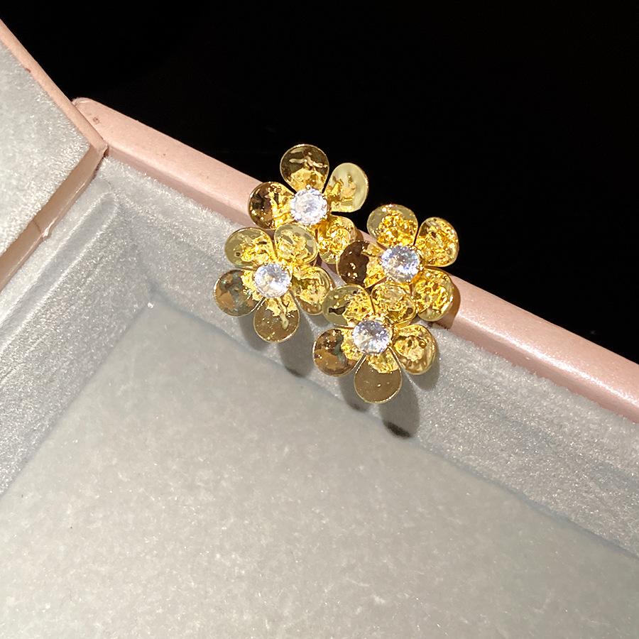 Retro silver needle zircon flower stud earrings for women s niche unique temperament versatile earrings light luxury high-end earrings
Retro silver needle zircon flower stud earrings for women s niche unique temperament versatile earrings light luxury high-end earrings