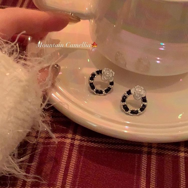 Rich Little Miss Coco Camellia No-Pierce Earrings: Light Luxury Studs & Mosquito Coil Ear Clips
Rich Little Miss Coco Camellia No-Pierce Earrings: Light Luxury Studs & Mosquito Coil Ear Clips