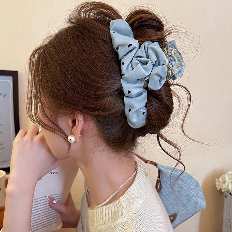 Acrylic fabric love spot hairpin Korean style back of head fashionable versatile grab clip fresh simple exquisite hair accessories
Acrylic fabric love spot hairpin Korean style back of head fashionable versatile grab clip fresh simple exquisite hair accessories