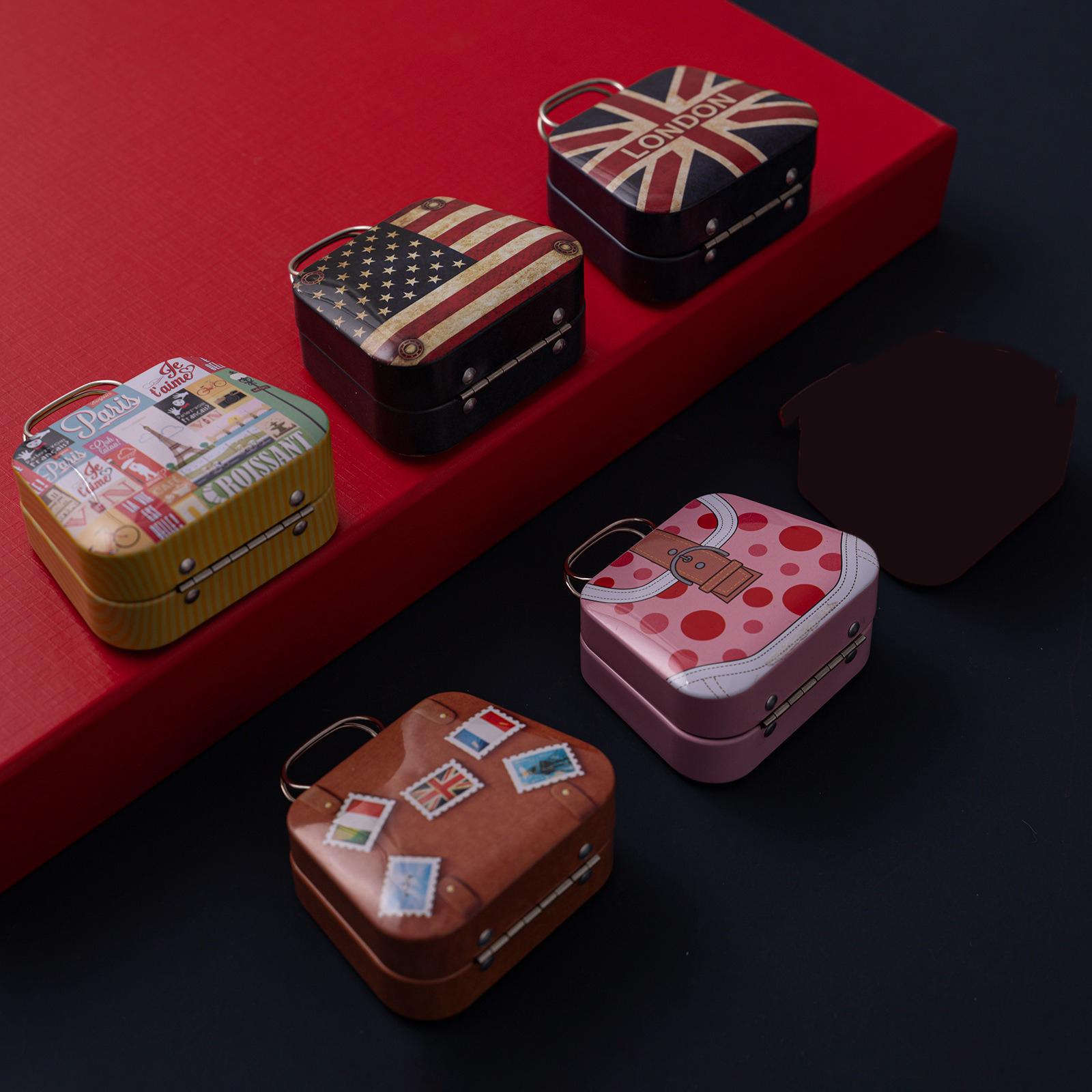 American Theme Small Tinplate Handbag Gift Box Christmas Gift Box Decoration Handbag American Luggage Shape New Year Supplies as show
American Theme Small Tinplate Handbag Gift Box Christmas Gift Box Decoration Handbag American Luggage Shape New Year Supplies as show