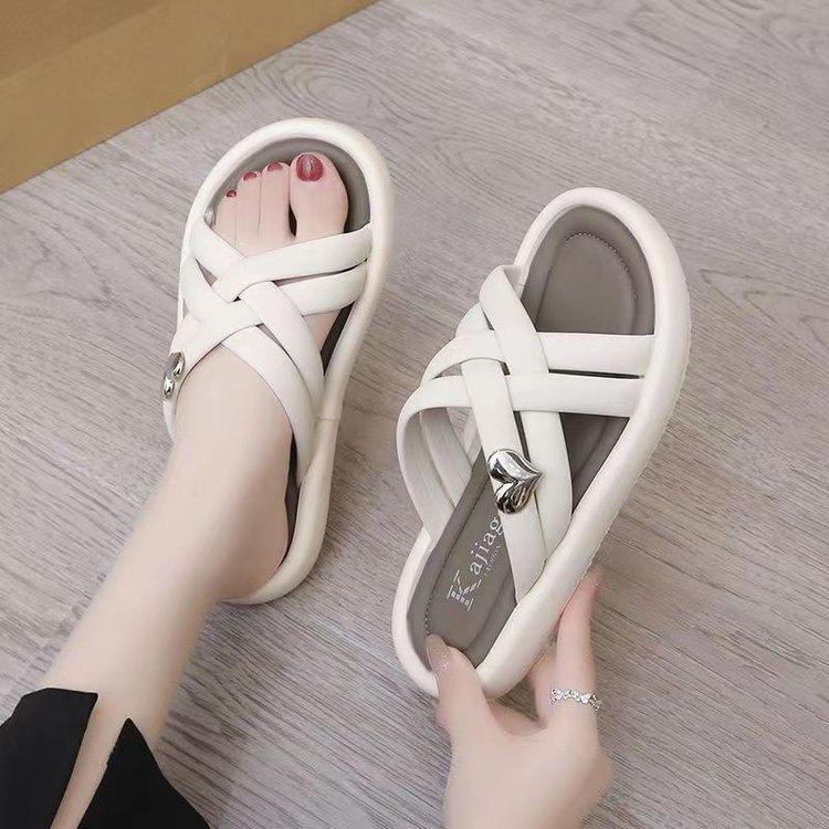 French premium slippers outer wear summer women s shoes 2025 new flat-bottomed soft-soled casual beach sandals women 40
French premium slippers outer wear summer women s shoes 2025 new flat-bottomed soft-soled casual beach sandals women 40