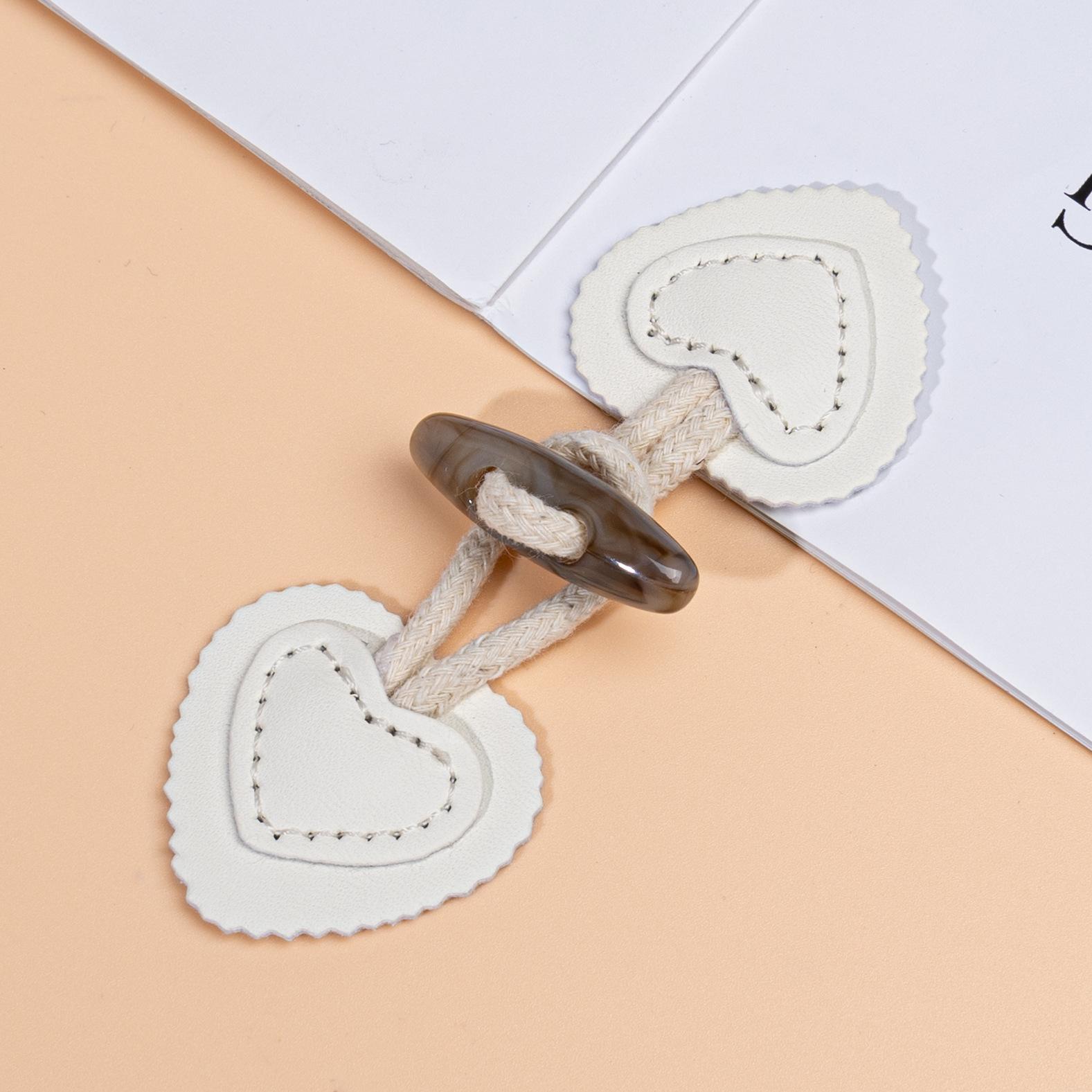 1pair Handmade PU Leather Horn Buckle Toggle Button Fastener for Coat Jacket Duffle DIY Craft Sew on Clothing Sewing Decoration
1pair Handmade PU Leather Horn Buckle Toggle Button Fastener for Coat Jacket Duffle DIY Craft Sew on Clothing Sewing Decoration