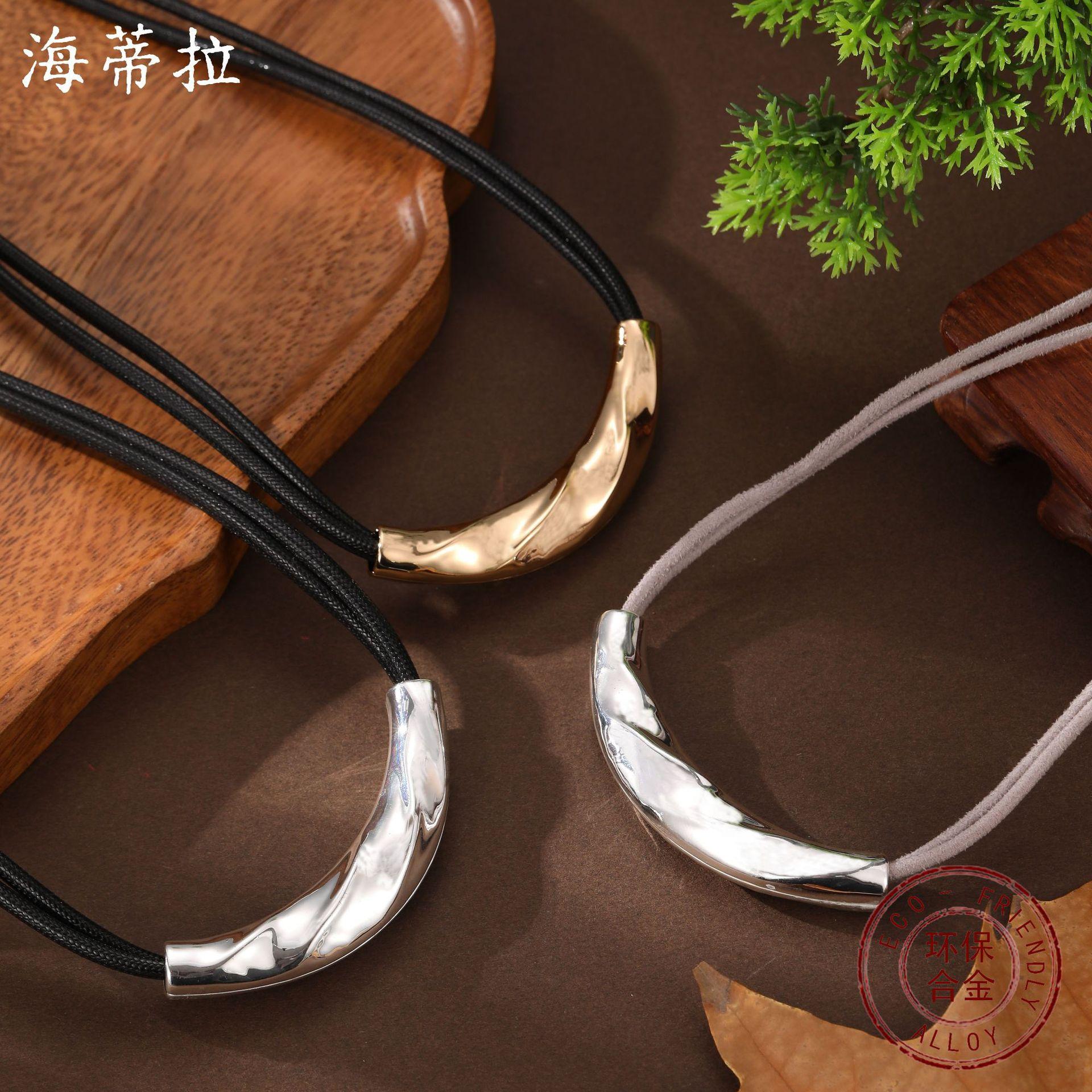 New smooth irregular crescent moon leather rope necklace, women s retro high-end crescent neck necklace
New smooth irregular crescent moon leather rope necklace, women s retro high-end crescent neck necklace