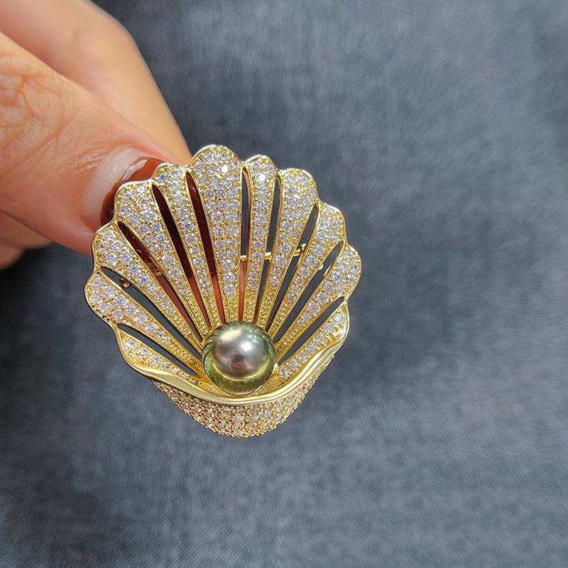 Retro European and American Shell Brooch with Gold-Plated Copper, Micro-Inlaid Zircon, Pearl, and Open Bracket Design for Women
Retro European and American Shell Brooch with Gold-Plated Copper, Micro-Inlaid Zircon, Pearl, and Open Bracket Design for Women