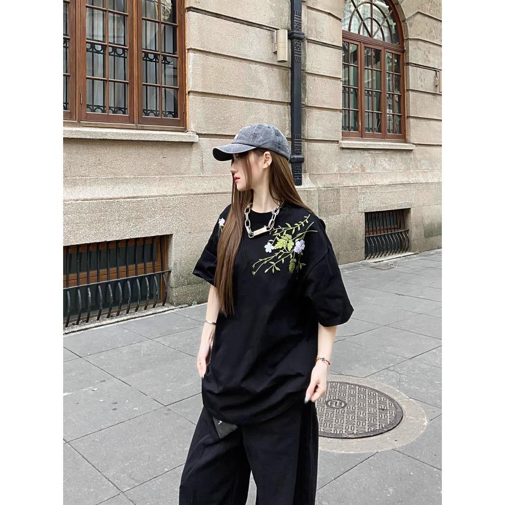 Guochao American Flower Embroidery Cotton Short-sleeved T-shirt for Men and Women Summer Street Couple Design Sense Loose Half-sleeves XXXL чорний
Guochao American Flower Embroidery Cotton Short-sleeved T-shirt for Men and Women Summer Street Couple Design Sense Loose Half-sleeves XXXL чорний