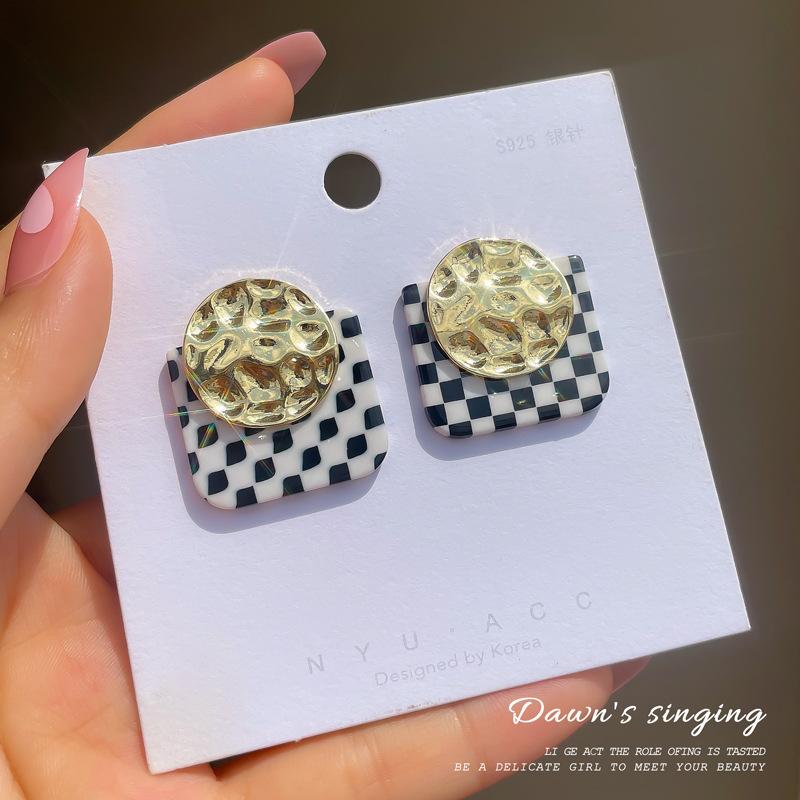 Шикарные серьги-подвески в клетку. Асимметричные серьги в виде шахматной доски. Предотвращает аллергию. 
Шикарные серьги-подвески в клетку. Асимметричные серьги в виде шахматной доски. Предотвращает аллергию.