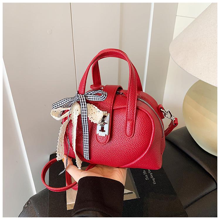 Niche design portable shell bag women s 2025 spring new fashion versatile shoulder messenger bag білий
Niche design portable shell bag women s 2025 spring new fashion versatile shoulder messenger bag білий