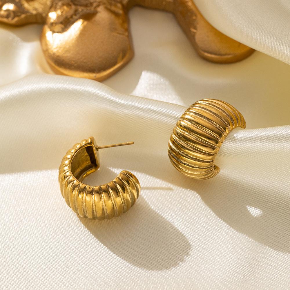 Fashion new C-shaped earrings, retro temperament, high-end earrings, niche jewelry women s models
Fashion new C-shaped earrings, retro temperament, high-end earrings, niche jewelry women s models