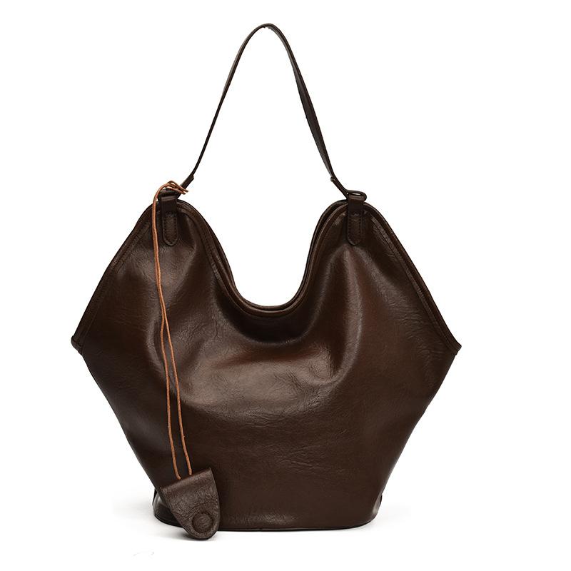 Large-capacity bucket bag women s retro commuter bag 2025 autumn and winter new trendy underarm bag versatile shoulder bag
Large-capacity bucket bag women s retro commuter bag 2025 autumn and winter new trendy underarm bag versatile shoulder bag
