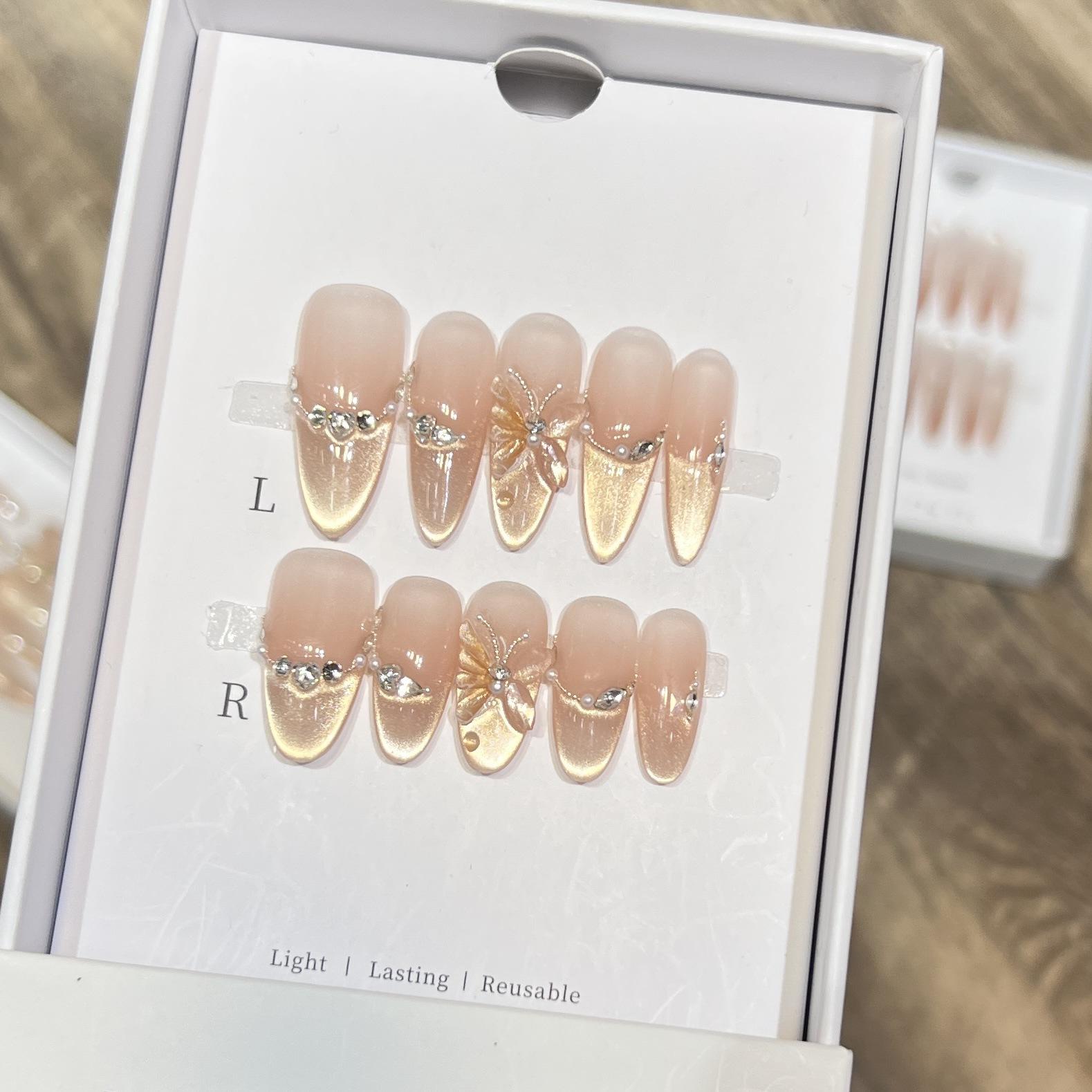 Ледяной прозрачный нюдовый золотой кошачий глаз французская бабочка ручная броня высококлассный циркон крошка бриллианта взрывной блеск Large L
Ледяной прозрачный нюдовый золотой кошачий глаз французская бабочка ручная броня высококлассный циркон крошка бриллианта взрывной блеск Large L