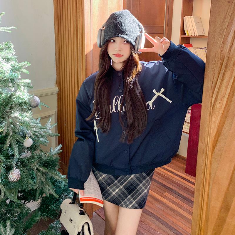 Бейсбольная куртка с вышитыми ретро-буквами 2024 года: Стильный бант Slim White Down Large
Бейсбольная куртка с вышитыми ретро-буквами 2024 года: Стильный бант Slim White Down Large