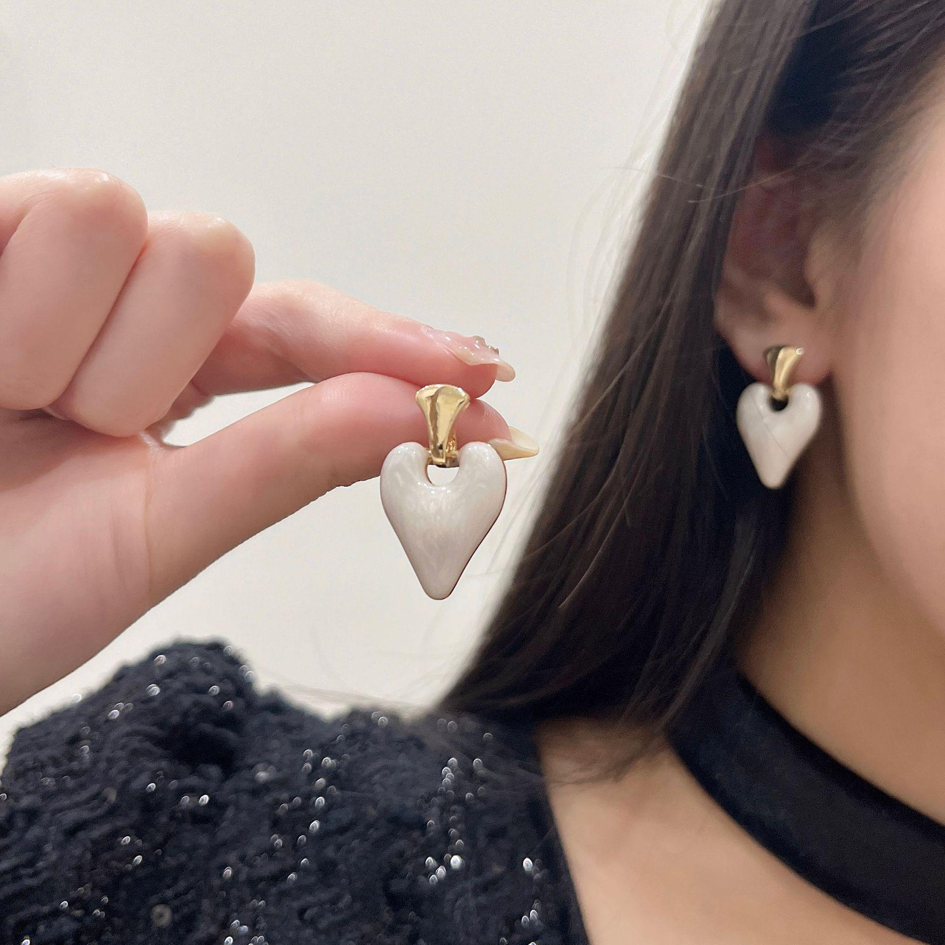 Elegant French Drip Glaze Heart Earrings: Romantic, High-End, Simple Ear Studs and Clips for Women. Silver Needle Style
Elegant French Drip Glaze Heart Earrings: Romantic, High-End, Simple Ear Studs and Clips for Women. Silver Needle Style