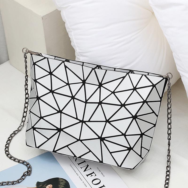 Bag women s new fashion trend chain bag luminous color-changing envelope bag mobile phone bag shoulder messenger bag women
Bag women s new fashion trend chain bag luminous color-changing envelope bag mobile phone bag shoulder messenger bag women