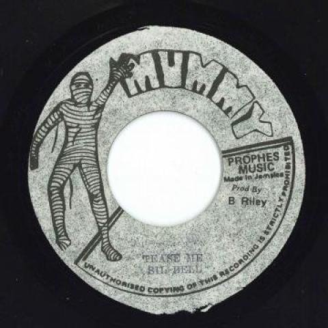 7inch Record SIL BELL / MERCENARIES - Tease Me / Version none Mummy 1978 Jamaica Reggae, Ska & Dub
7inch Record SIL BELL / MERCENARIES - Tease Me / Version none Mummy 1978 Jamaica Reggae, Ska & Dub