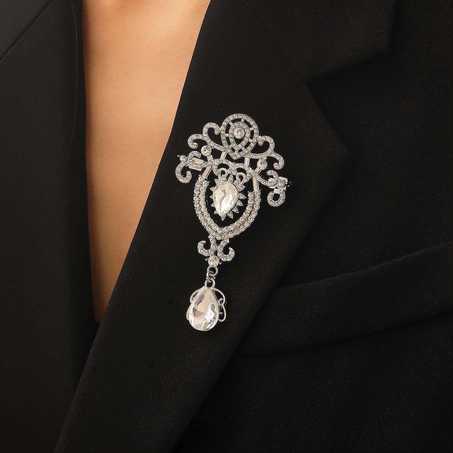 New Vintage Crystal Pendant Necklace Luxury Rhinestone Alloy Elegant Women Neck Jewelry 4
New Vintage Crystal Pendant Necklace Luxury Rhinestone Alloy Elegant Women Neck Jewelry 4