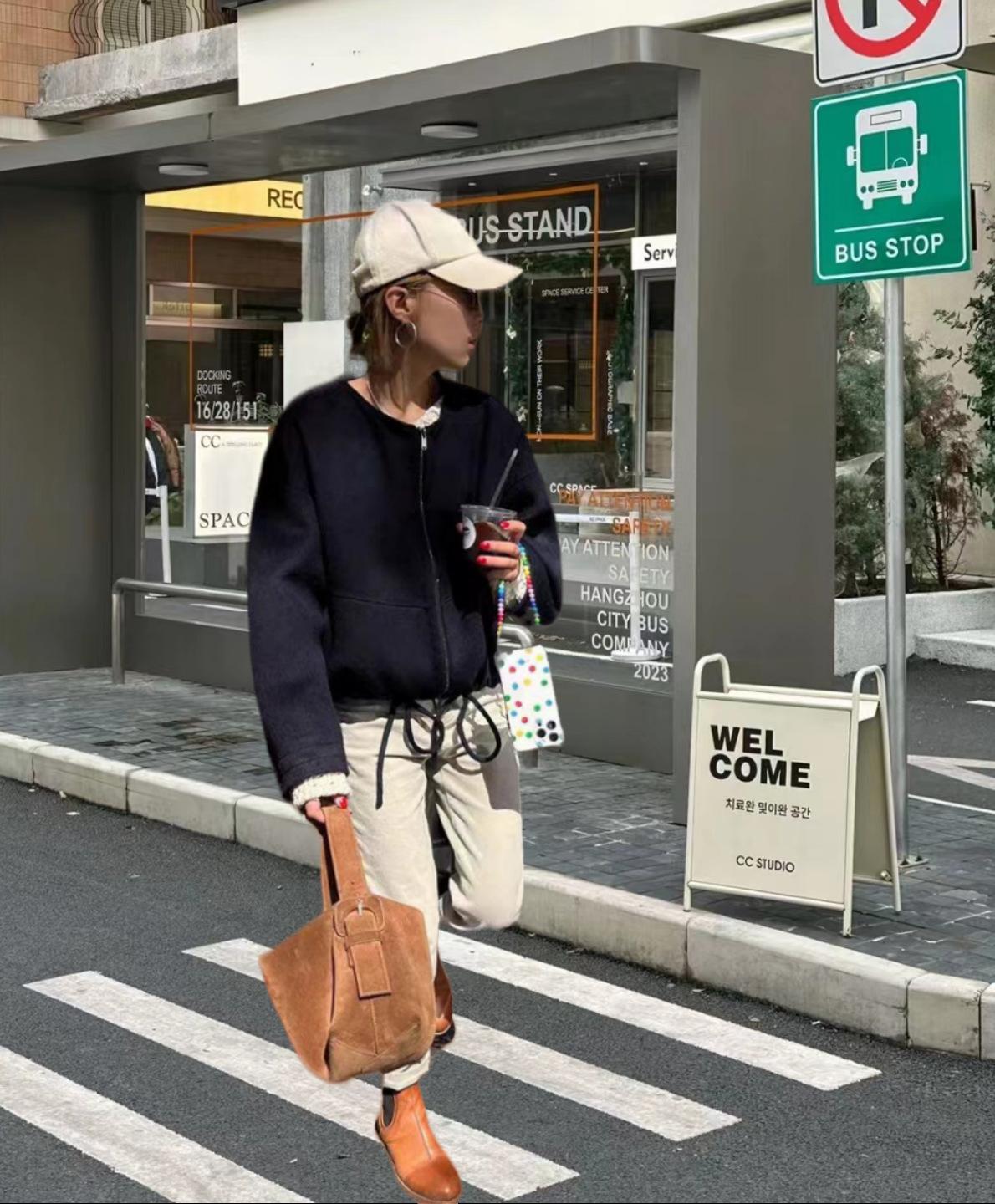 Повседневная укороченная куртка оливкового цвета на молнии с подкладкой темно-зеленого цвета S тёмно-синий
Повседневная укороченная куртка оливкового цвета на молнии с подкладкой темно-зеленого цвета S тёмно-синий