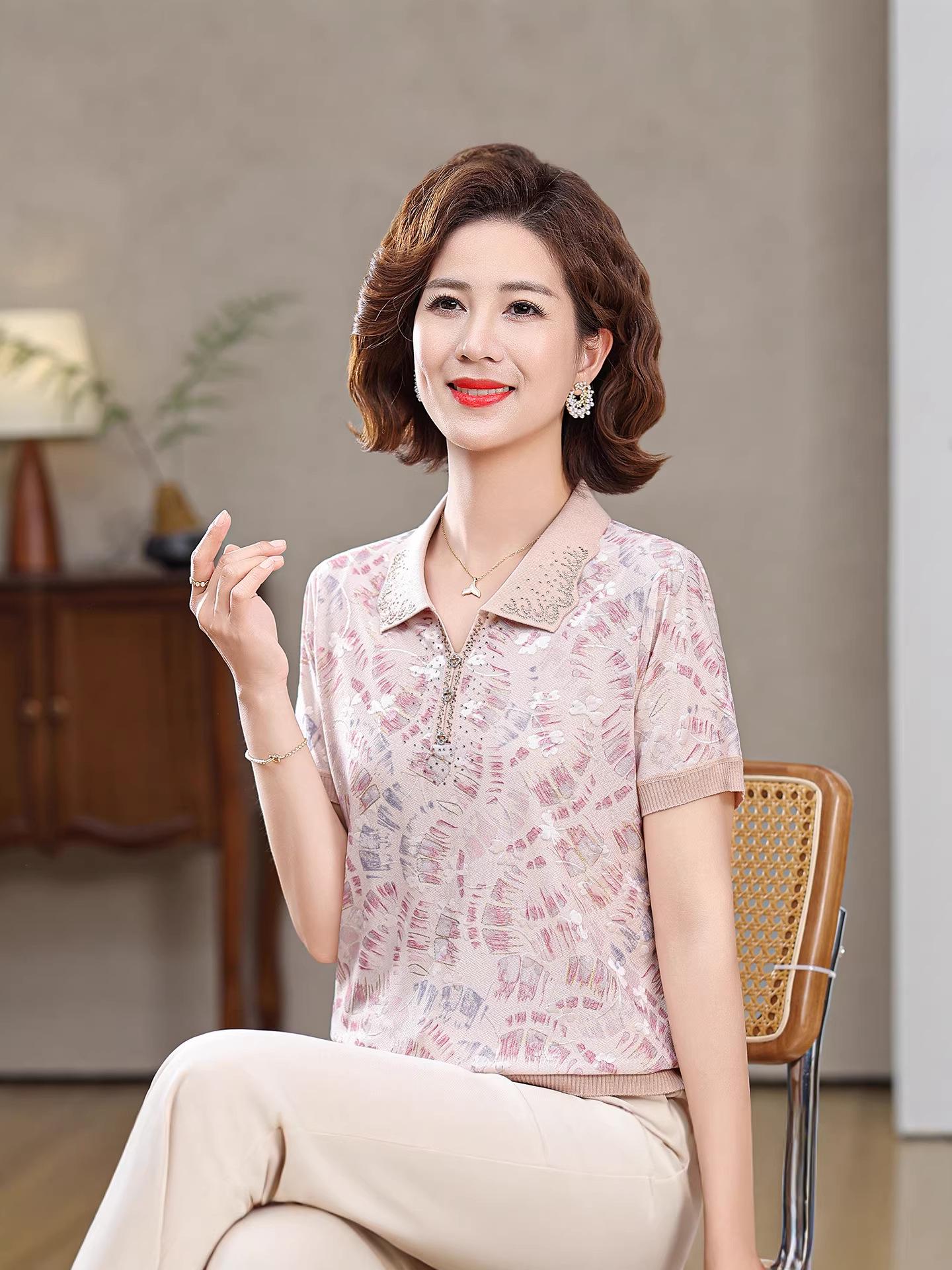 Stylish Lapel Ice Silk T-Shirt for Moms - Summer Short Sleeve, Loose Fit, Perfect for Ages 50-60 2XL (for 135-150 jin) розовый
Stylish Lapel Ice Silk T-Shirt for Moms - Summer Short Sleeve, Loose Fit, Perfect for Ages 50-60 2XL (for 135-150 jin) розовый
