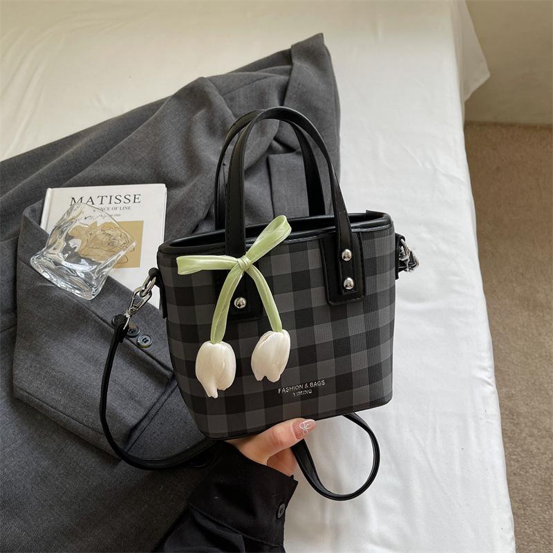 Korean version of fashion bag women s 2025 summer new trendy high-value going out commuting shoulder bag portable bucket women s bag чёрный
Korean version of fashion bag women s 2025 summer new trendy high-value going out commuting shoulder bag portable bucket women s bag чёрный