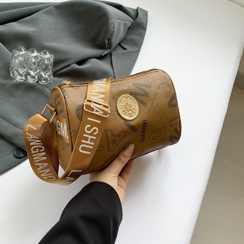 Vintage Chic Pillow Bag For Women Stylish Soft Pu Material Perfect For Summer Outings коричневий
Vintage Chic Pillow Bag For Women Stylish Soft Pu Material Perfect For Summer Outings коричневий