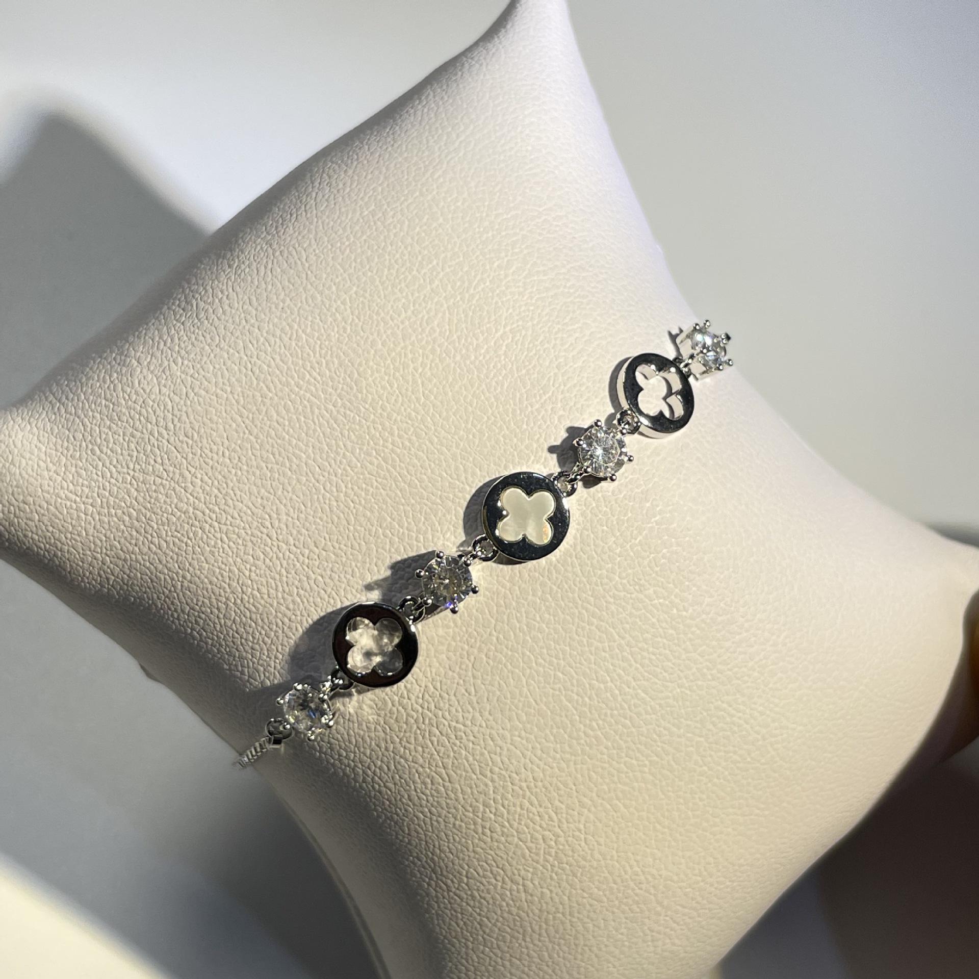 Four-Leaf Clover Bracelet: Women s Light Luxury, Versatile, and Trendy Hand Jewelry with a High-End Feel.
Four-Leaf Clover Bracelet: Women s Light Luxury, Versatile, and Trendy Hand Jewelry with a High-End Feel.