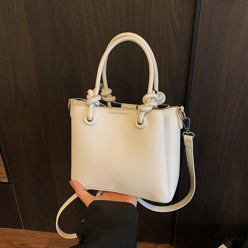 Premium sense multi-compartment commuter bag women s 2025 spring new leisure work small bag shoulder messenger bag 21*7.5*16
Premium sense multi-compartment commuter bag women s 2025 spring new leisure work small bag shoulder messenger bag 21*7.5*16