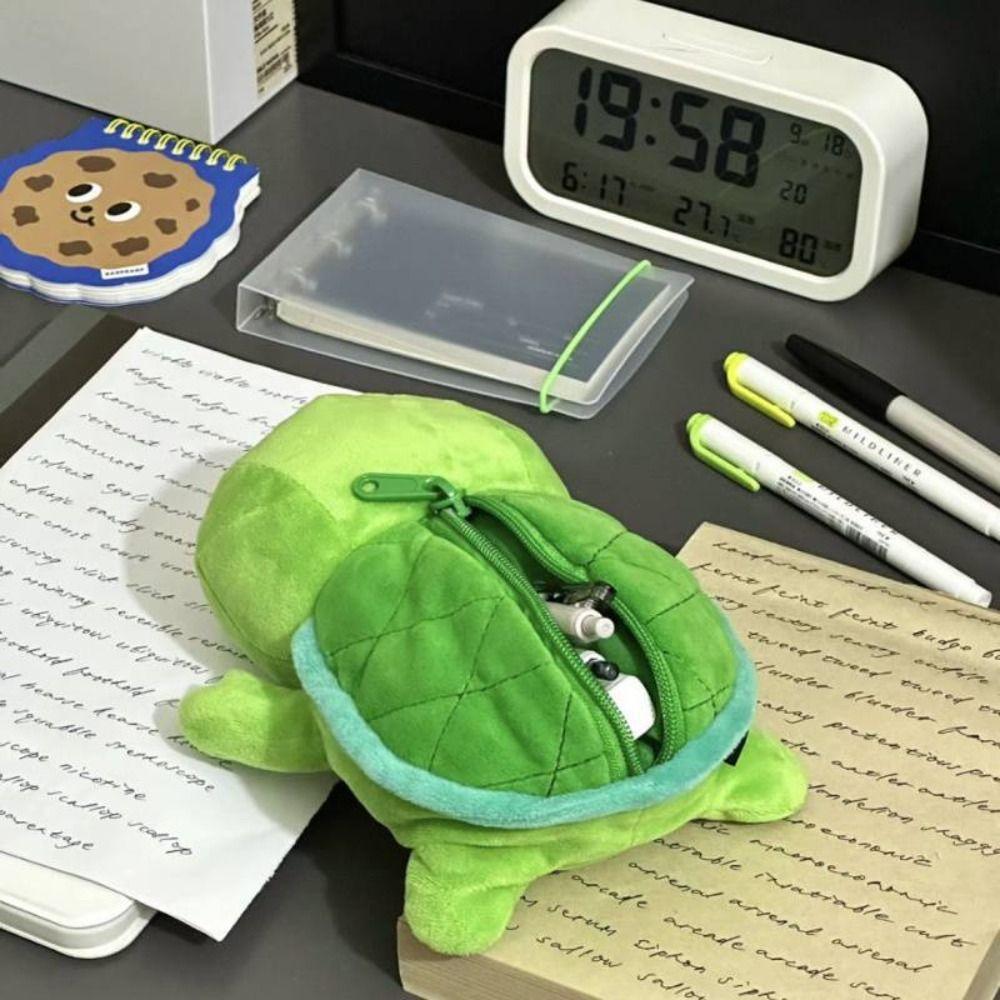 Милая кукла Забавная черепаха Плюшевая сумка для ручек Креативный плюшевый пенал в виде черепахи Настольное хранилище 1pc
Милая кукла Забавная черепаха Плюшевая сумка для ручек Креативный плюшевый пенал в виде черепахи Настольное хранилище 1pc