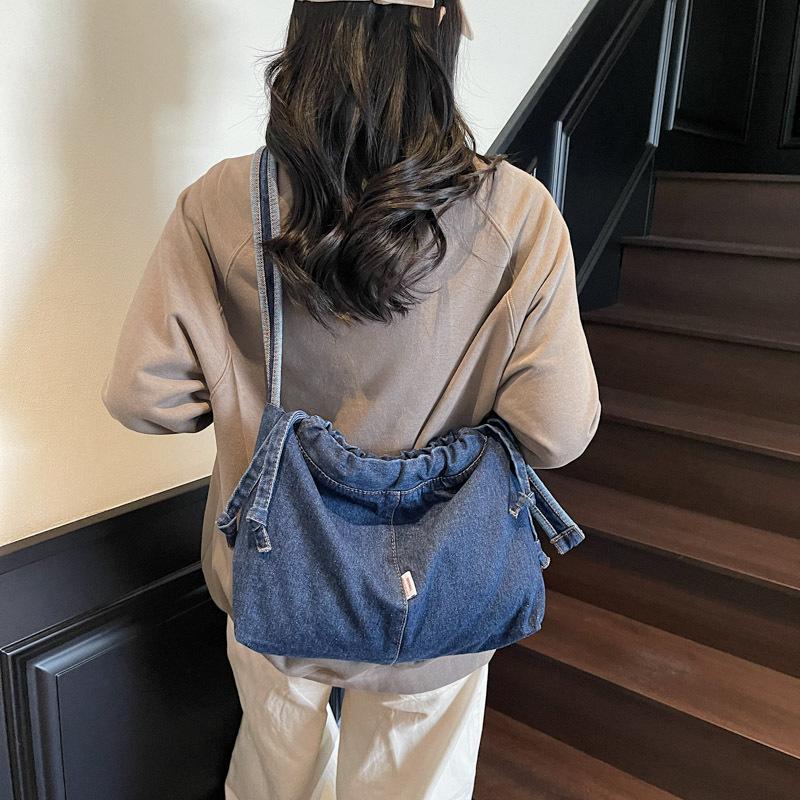 ins denim canvas bag female messenger new Korean version versatile large capacity student class shoulder tote bag чорний
ins denim canvas bag female messenger new Korean version versatile large capacity student class shoulder tote bag чорний