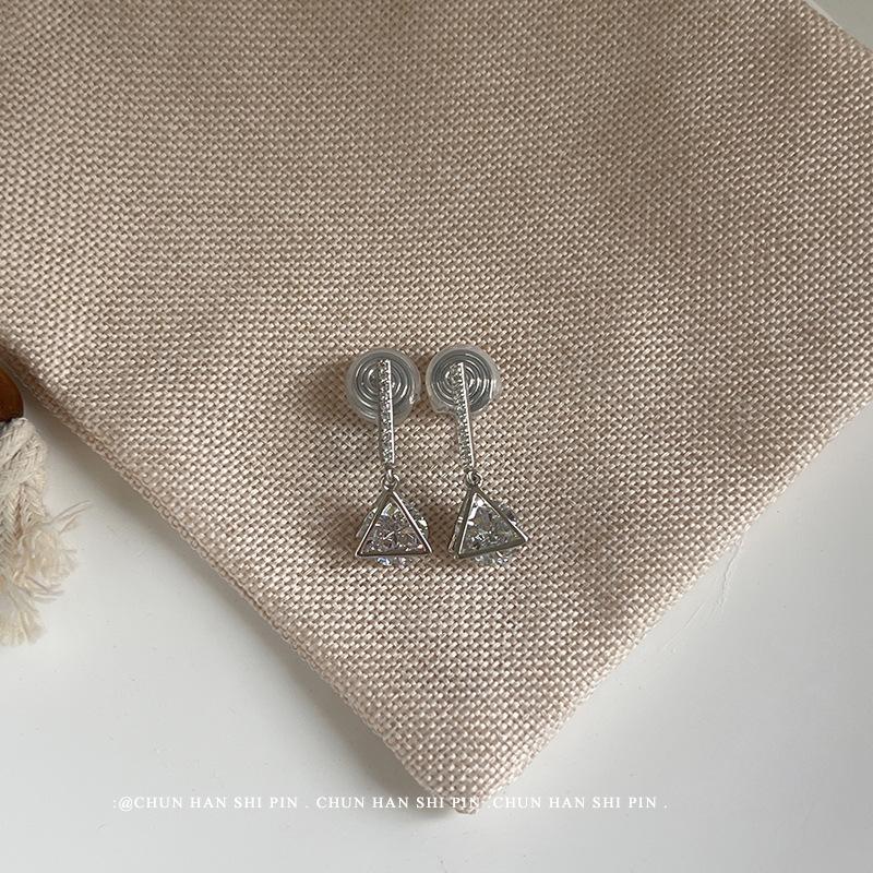 Mosquito coil disc, earclips, triangular zircon earrings, high-end design sense, simple earrings, super flash zircon earrings, women s no earrings.
Mosquito coil disc, earclips, triangular zircon earrings, high-end design sense, simple earrings, super flash zircon earrings, women s no earrings.