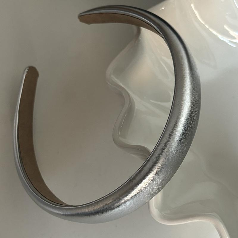 Высококачественная серебристо-черная кожаная повязка на голову Женская новая повязка на голову Высокий верх черепа Пучок волос Умывание лица Обруч для волос Головной убор
Высококачественная серебристо-черная кожаная повязка на голову Женская новая повязка на голову Высокий верх черепа Пучок волос Умывание лица Обруч для волос Головной убор