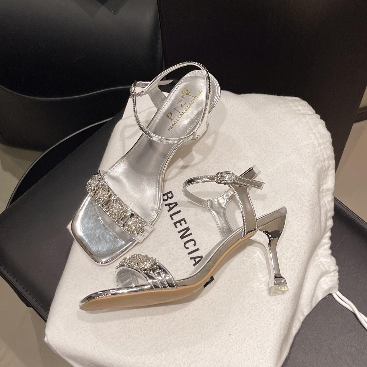 Босоножки на высоком каблуке для женского лета, новые высококлассные со стразами, с квадратным носком, на шпильке, темпераментные, женские сандалии 39 серебряный
Босоножки на высоком каблуке для женского лета, новые высококлассные со стразами, с квадратным носком, на шпильке, темпераментные, женские сандалии 39 серебряный