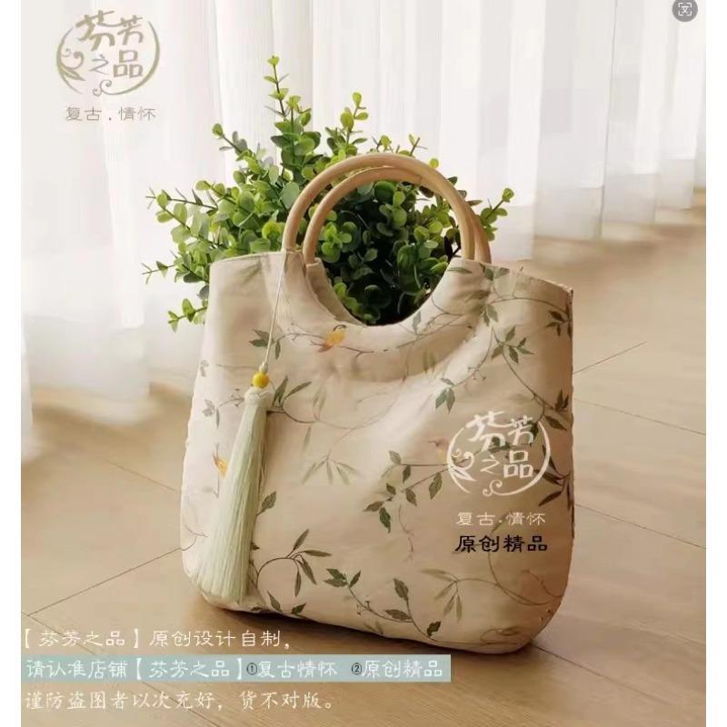 Original national style new Chinese style Fujimu wrist bag literary and gentle niche portable women s bag small fresh cheongsam matching bag
Original national style new Chinese style Fujimu wrist bag literary and gentle niche portable women s bag small fresh cheongsam matching bag