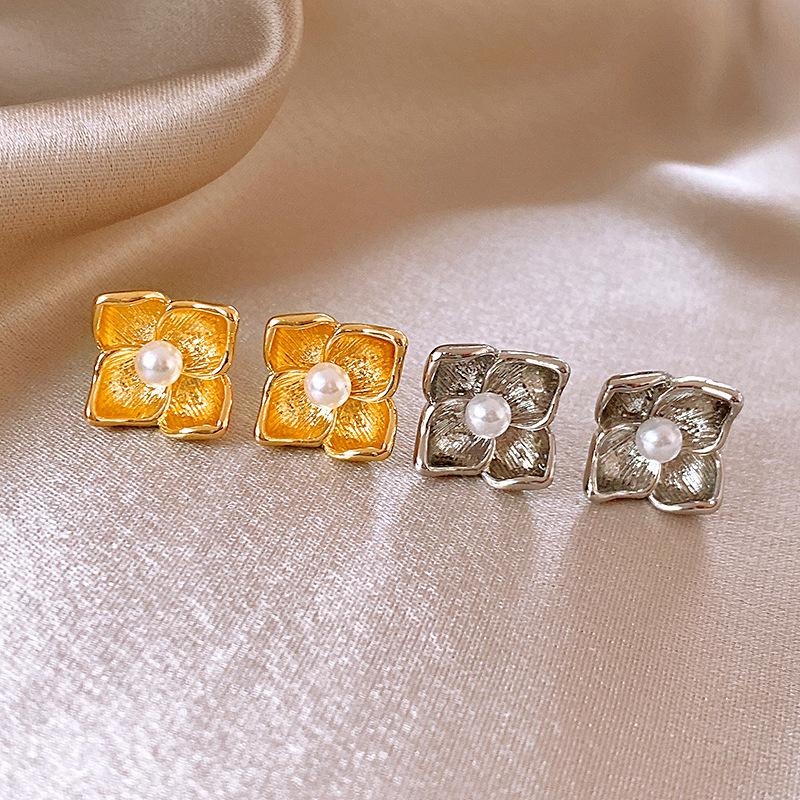 Personalized Flower Pearl Stud Earrings Simple Trend Earrings Fashionable Versatile Commuter Earrings
Personalized Flower Pearl Stud Earrings Simple Trend Earrings Fashionable Versatile Commuter Earrings