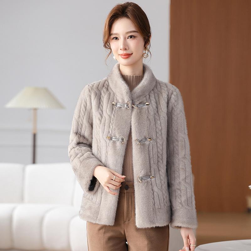 Новая шуба для женщин среднего возраста, модная зимняя одежда, имитация норкового бархата, темпераментный меховой топ, зимний стиль 5XL
Новая шуба для женщин среднего возраста, модная зимняя одежда, имитация норкового бархата, темпераментный меховой топ, зимний стиль 5XL