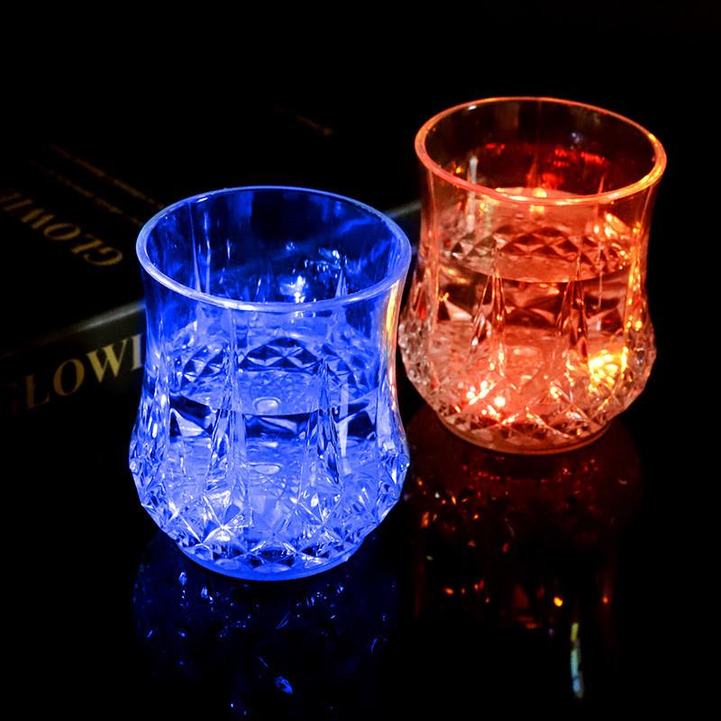 Мода Luminous Пиво Кубок Виски Tumbler Пластиковые светодиодные flashing Светящиеся кружка Бар партии реквизиты love
Мода Luminous Пиво Кубок Виски Tumbler Пластиковые светодиодные flashing Светящиеся кружка Бар партии реквизиты love