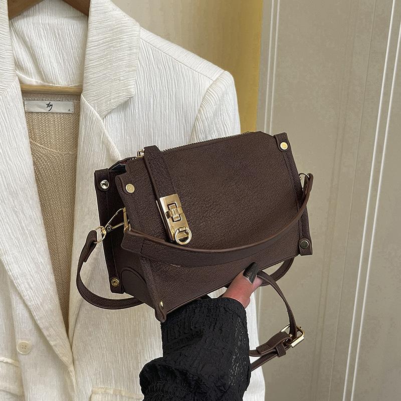 Texture trendy new bag winter personalized women s shoulder messenger bag retro simple fashion small square bag
Texture trendy new bag winter personalized women s shoulder messenger bag retro simple fashion small square bag