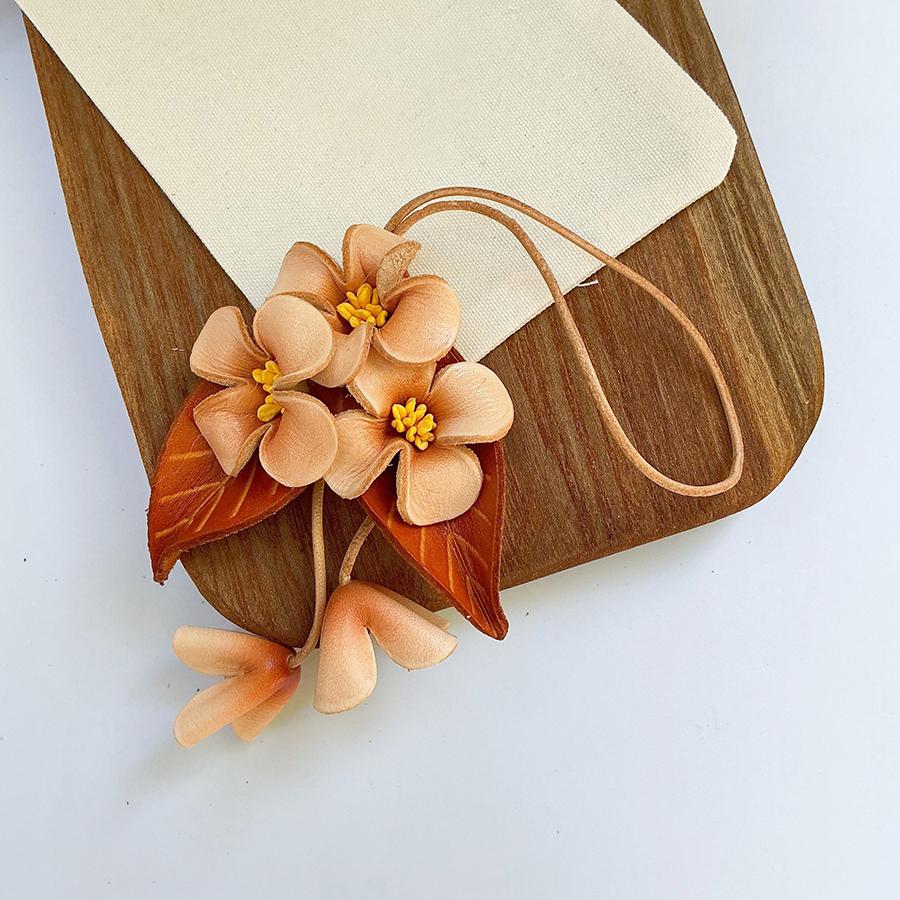 Luxury Top Grain Cowhide Floral Car Hanging Ornament Elegant Handbag Charm Fashionable Auto Interior Decor Cute Gift For Women
Luxury Top Grain Cowhide Floral Car Hanging Ornament Elegant Handbag Charm Fashionable Auto Interior Decor Cute Gift For Women
