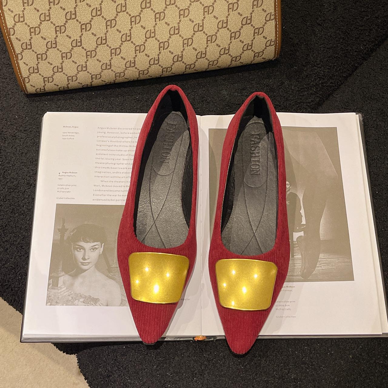 Flat-bottomed pointed temperament small red single shoes women s shoes 2025 new spring, autumn and winter French soft-soled commuter ladyshoes 35 бордовий
Flat-bottomed pointed temperament small red single shoes women s shoes 2025 new spring, autumn and winter French soft-soled commuter ladyshoes 35 бордовий