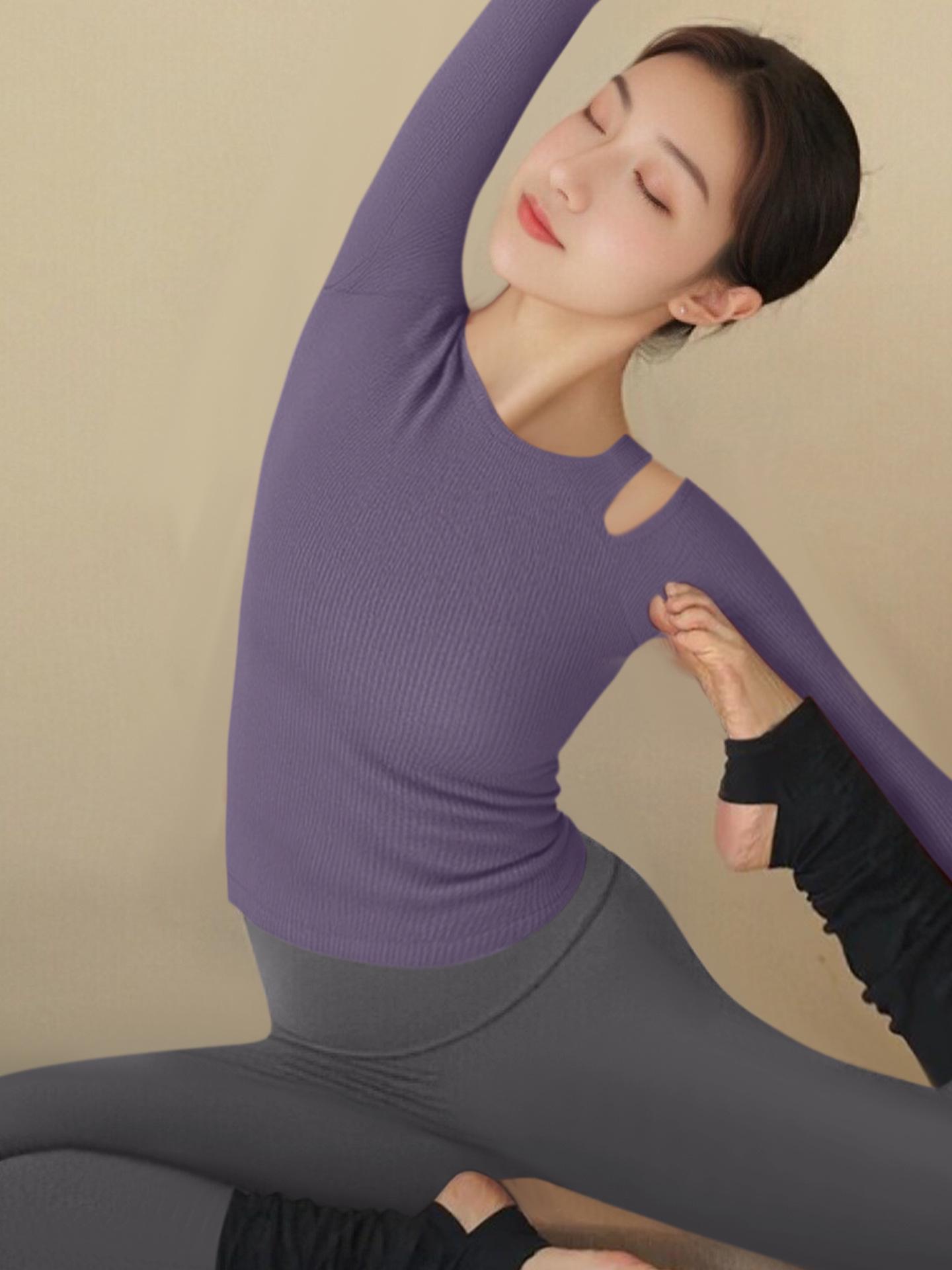 Stylish Women s Yoga Suit Set for Autumn/Winter – Red Pilates Fitness Top and Training Clothes for Christmas/New Year M
Stylish Women s Yoga Suit Set for Autumn/Winter – Red Pilates Fitness Top and Training Clothes for Christmas/New Year M