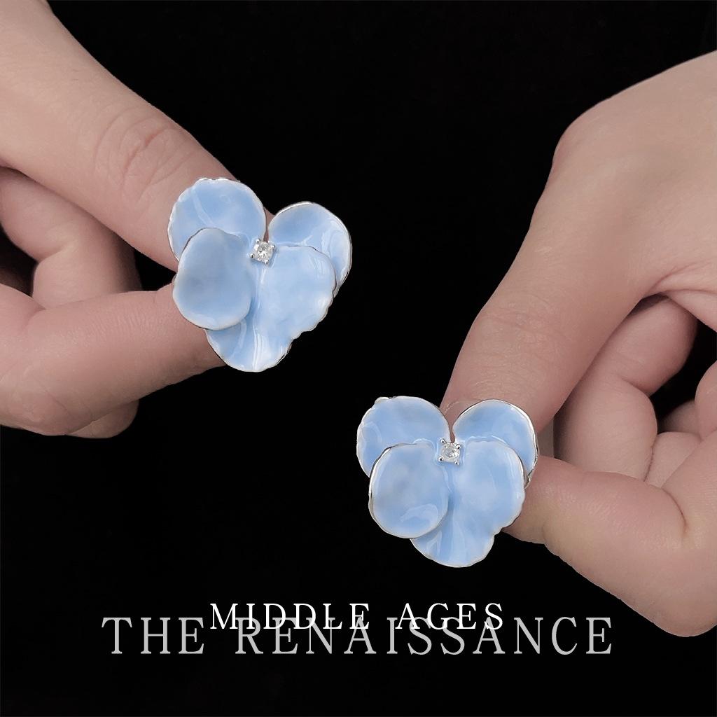 Impressionism~ Medieval oil painting dripping flower stud earrings literary retro blue petal earrings earrings
Impressionism~ Medieval oil painting dripping flower stud earrings literary retro blue petal earrings earrings