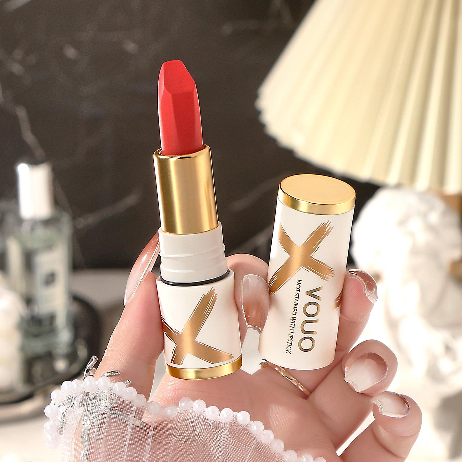 VOUO Soft Mist Waterproof Matte Lipstick - Non-Stick, Long-Lasting, Non-Drying Velvet Finish.
VOUO Soft Mist Waterproof Matte Lipstick - Non-Stick, Long-Lasting, Non-Drying Velvet Finish.