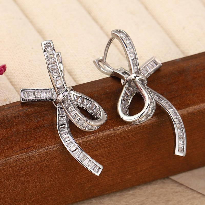 Elegant Bow Zircon Earrings: Three-Dimensional Luxury Design for Versatile Everyday Wear
Elegant Bow Zircon Earrings: Three-Dimensional Luxury Design for Versatile Everyday Wear