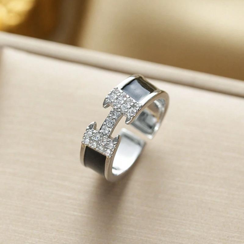 Hot selling drip oil H-letter ring for women, niche high-end feel, adjustable opening, big brand rings opening adjustable сірий
Hot selling drip oil H-letter ring for women, niche high-end feel, adjustable opening, big brand rings opening adjustable сірий
