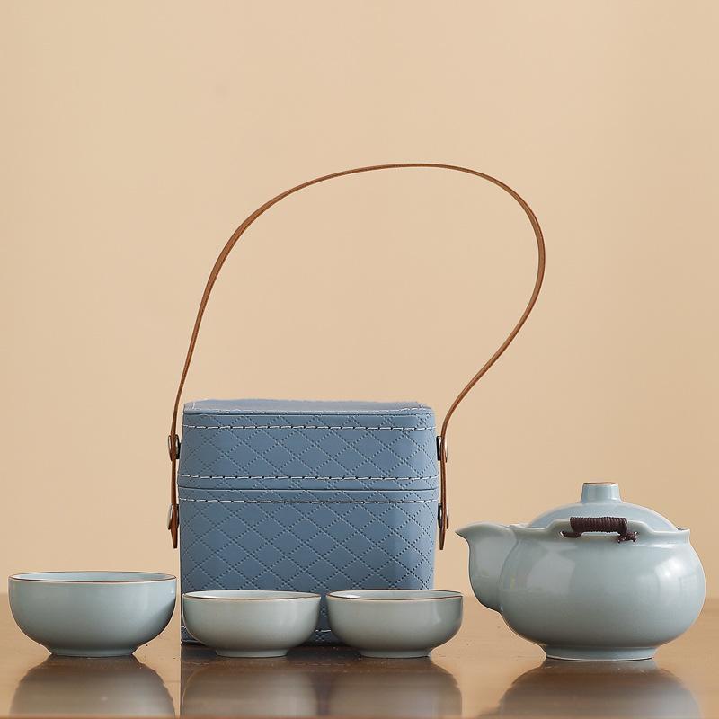 Hand-held pot twisted lotus portable blue and white travel tea set Kuaike Ru kiln one pot three cups Kuaike cup outdoor gift
Hand-held pot twisted lotus portable blue and white travel tea set Kuaike Ru kiln one pot three cups Kuaike cup outdoor gift