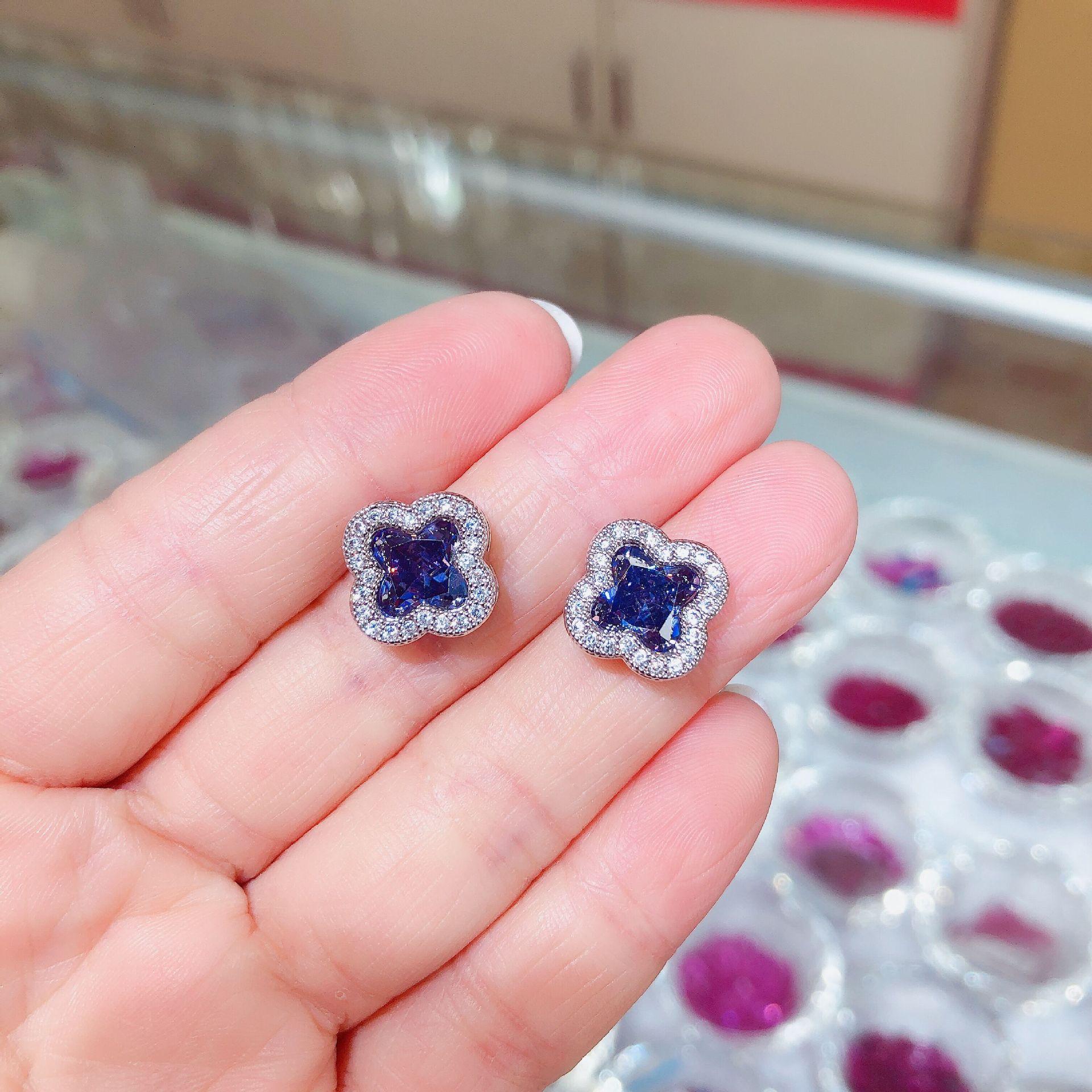 Гарантия качества Серьги с четырьмя листами клевера Aaa Серьги из высококачественного циркония Классические качественные женские серьги
Гарантия качества Серьги с четырьмя листами клевера Aaa Серьги из высококачественного циркония Классические качественные женские серьги