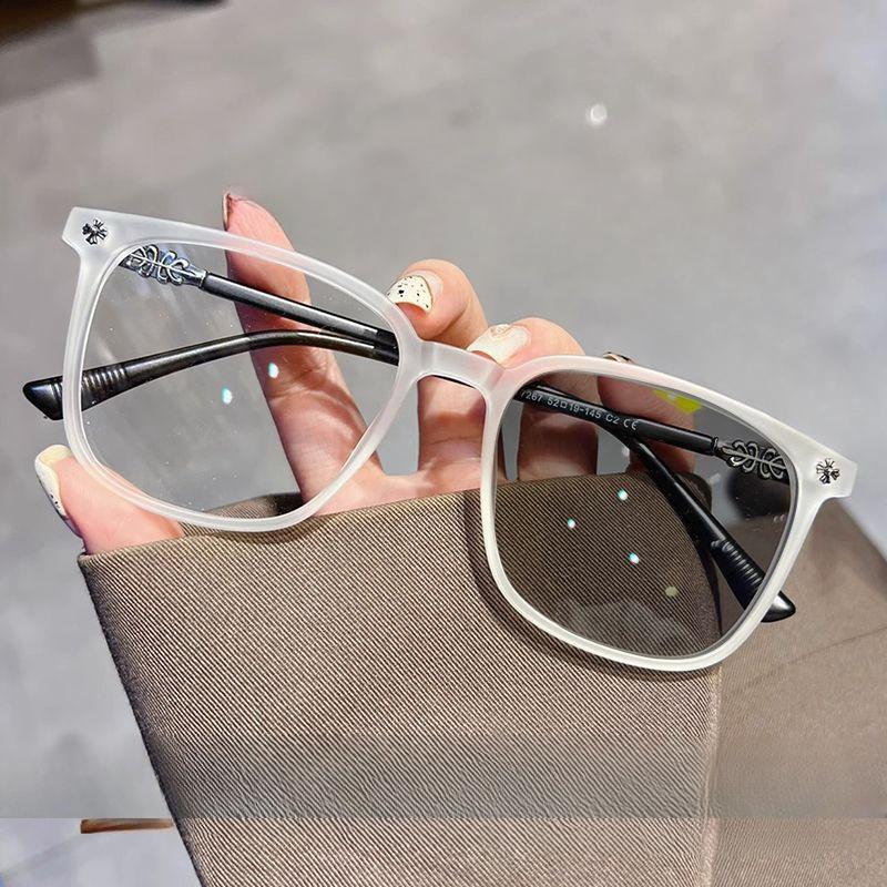 Очки для близорукости, в стиле ретро, могут быть оснащены большой матовой оправой, кремово-белой, прозрачной серой оправой, элегантные и модные плоские очки -600
Очки для близорукости, в стиле ретро, могут быть оснащены большой матовой оправой, кремово-белой, прозрачной серой оправой, элегантные и модные плоские очки -600