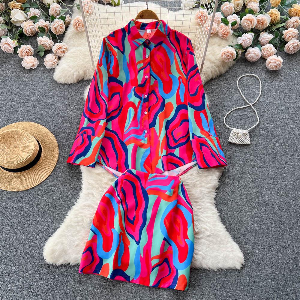 Повседневная свободная рубашка с длинными рукавами и принтом в Европе и США, короткая юбка на бедрах, темпераментный комплект из двух предметов
Повседневная свободная рубашка с длинными рукавами и принтом в Европе и США, короткая юбка на бедрах, темпераментный комплект из двух предметов