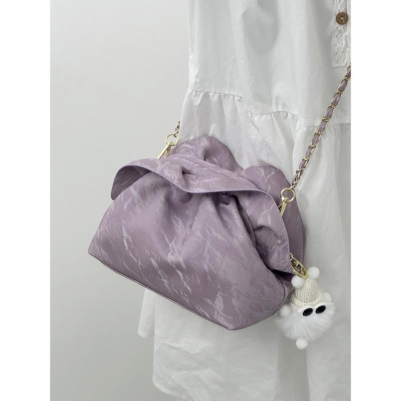 French niche cloud pleated clip chain shoulder messenger bag women s 2025 new high-end foreign style bag
French niche cloud pleated clip chain shoulder messenger bag women s 2025 new high-end foreign style bag