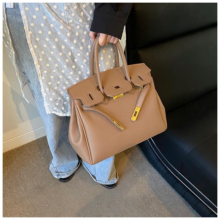 Light luxury bag women s hand-held new trendy large-capacity temperament fashionable commuting platinum bag messenger bag хакі
Light luxury bag women s hand-held new trendy large-capacity temperament fashionable commuting platinum bag messenger bag хакі